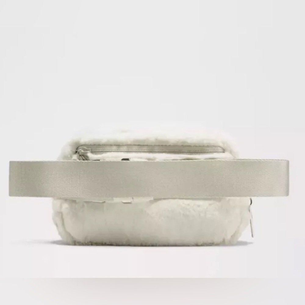 Authentic LULULEMON Plush Fleece Everywhere Belt Bag 1L Bone/ Silver NEW
NEW - Picture 3 of 12